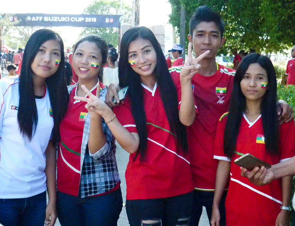 Hàng ngàn cổ động viên ùn ùn kéo về sân Thuwanna ảnh 6